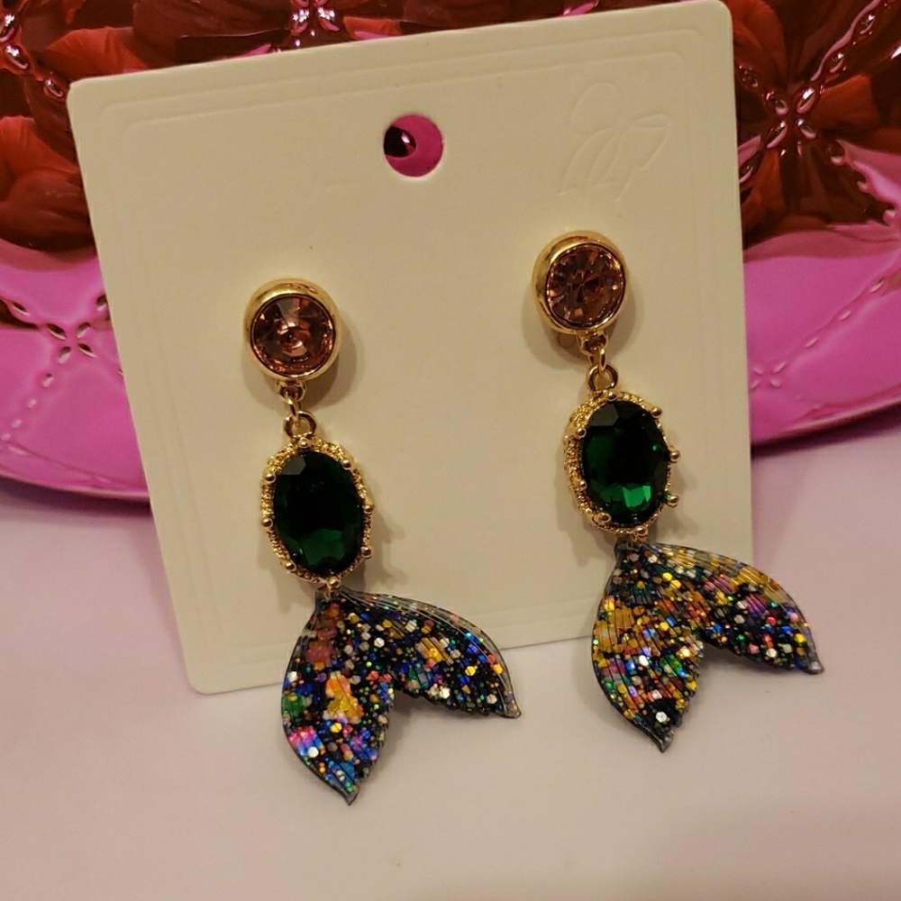 Emerald Green Gold Dangle Earrings with Tale Design